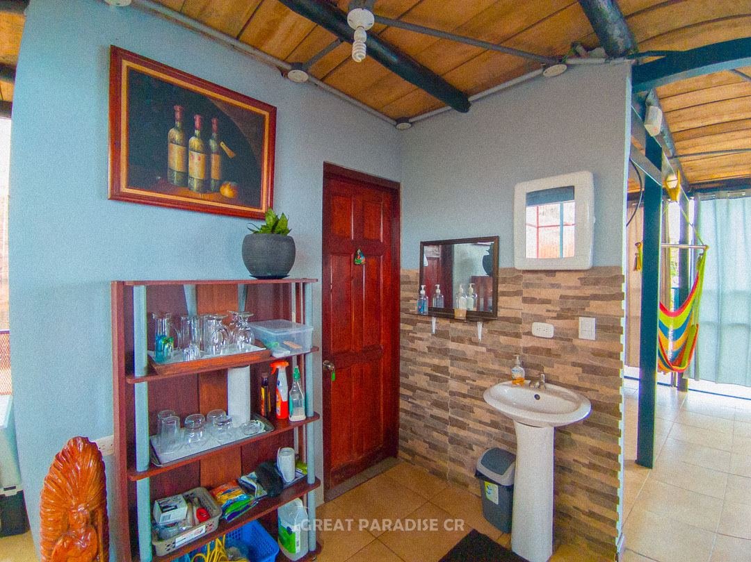 Cocina y mobiliario interior de una cabaña en Villa Fonseca