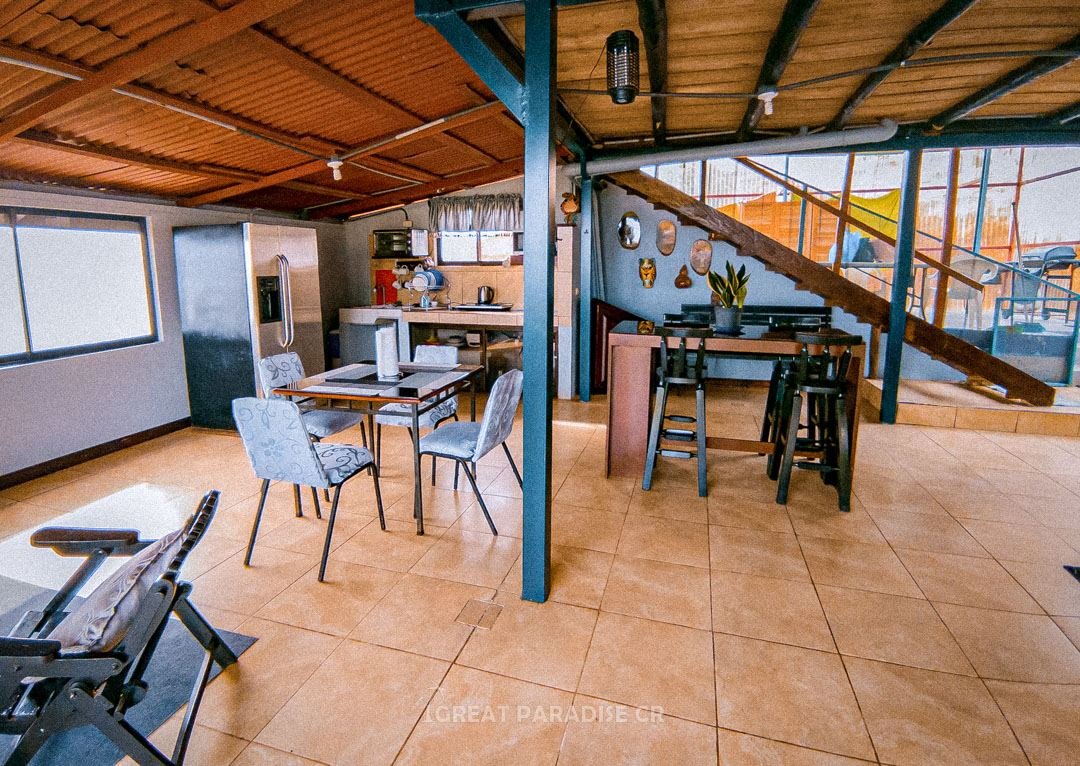Espacio interior con comedor en Villa Fonseca