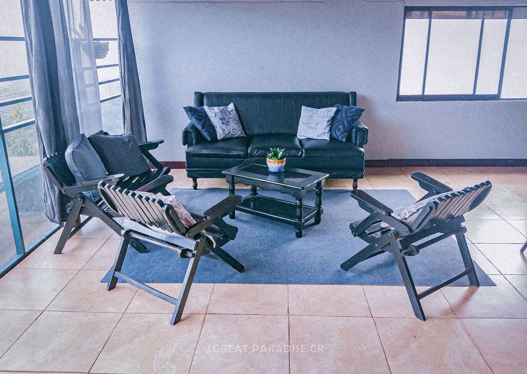 Área exterior cubierta con mesa y sillas en Villa Fonseca