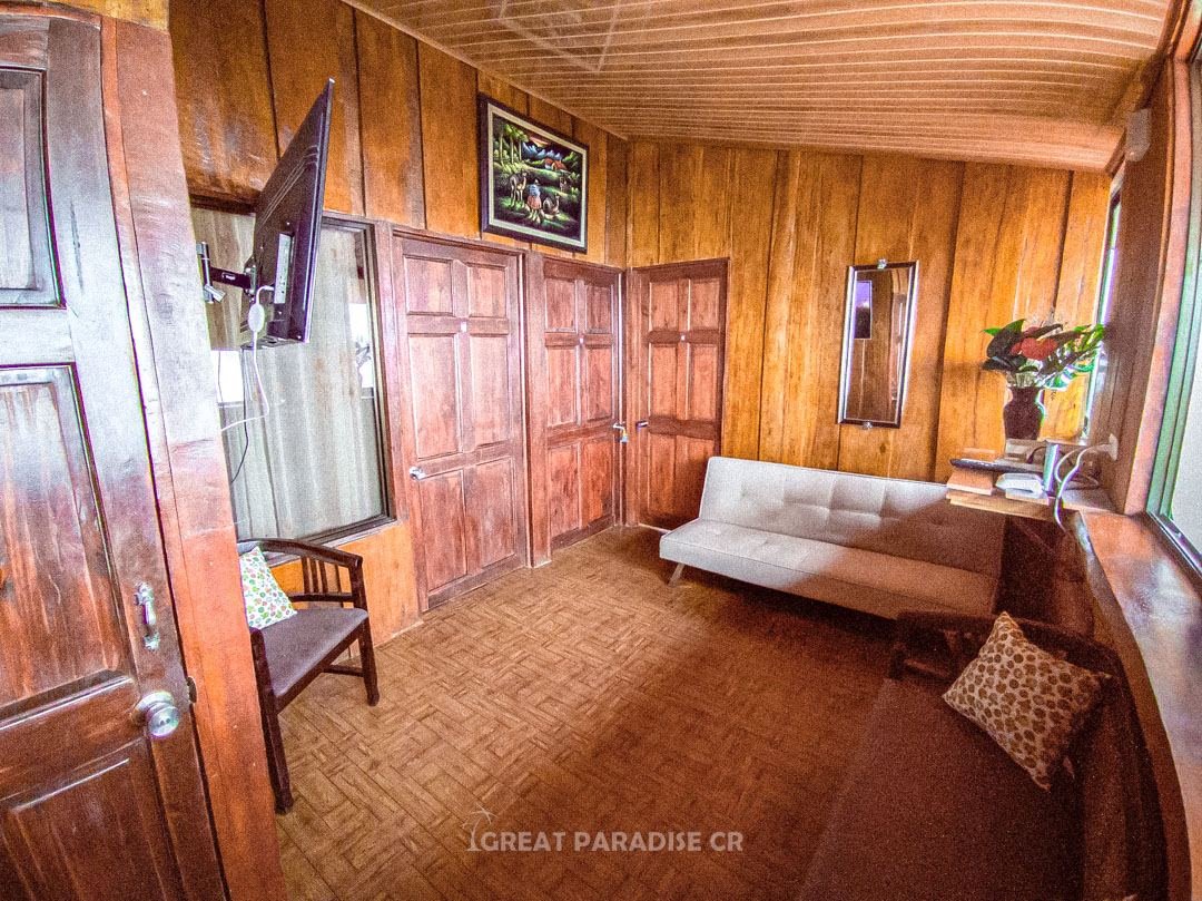 Interior con acabados de madera y ladrillo en Villa Fonseca