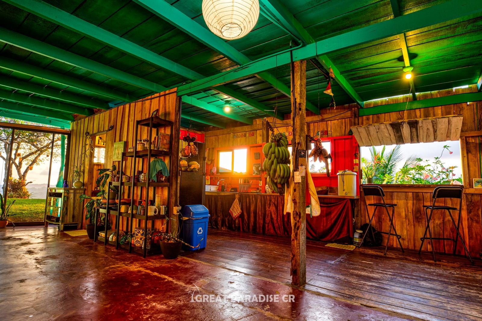 Espacio interior con paredes de colores en Buenas Vistas