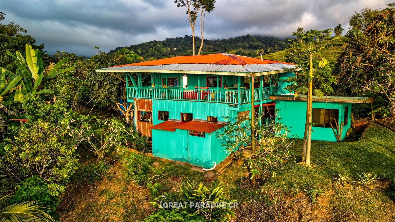 Casa de colores rodeada de vegetación en Caña Blanca