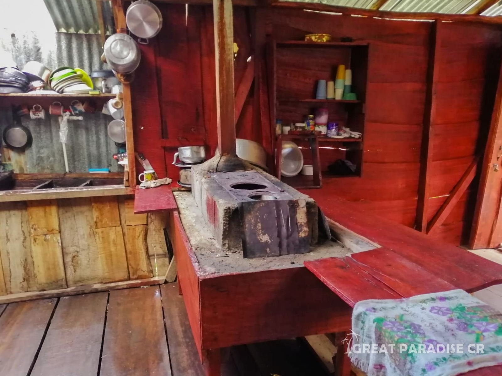 Interior de madera de la cabaña de Las Catalinas