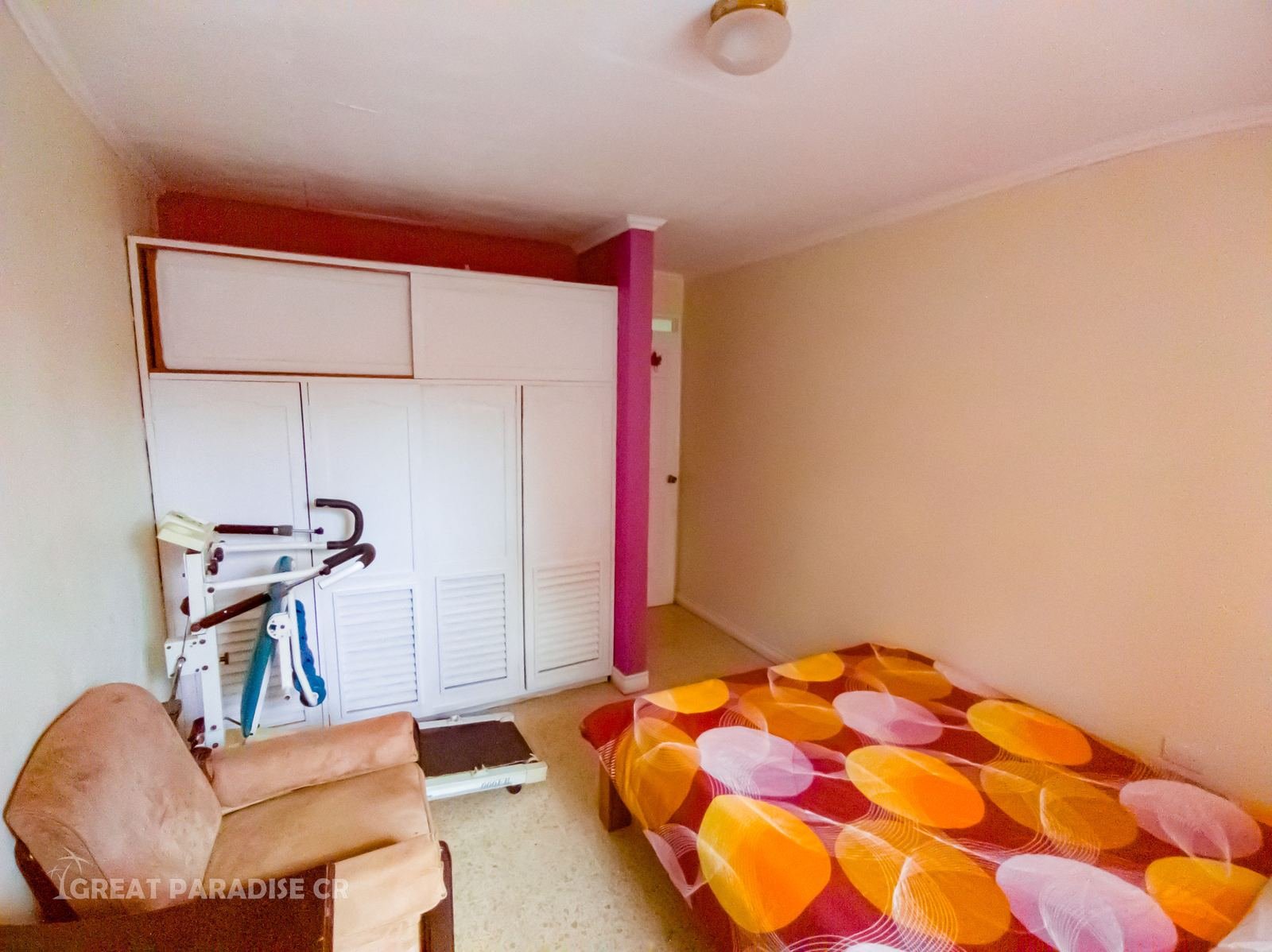 Dormitorio con cama y mueble junto a la pared en Casa Rivas
