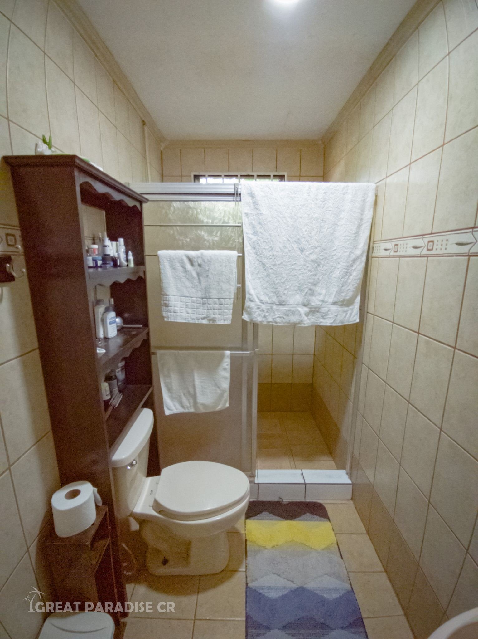 Baño con ducha y mampara en Casa Rivas