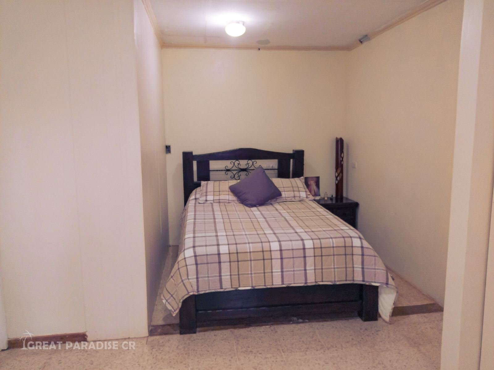 Dormitorio con cama y ventana en Casa Rivas
