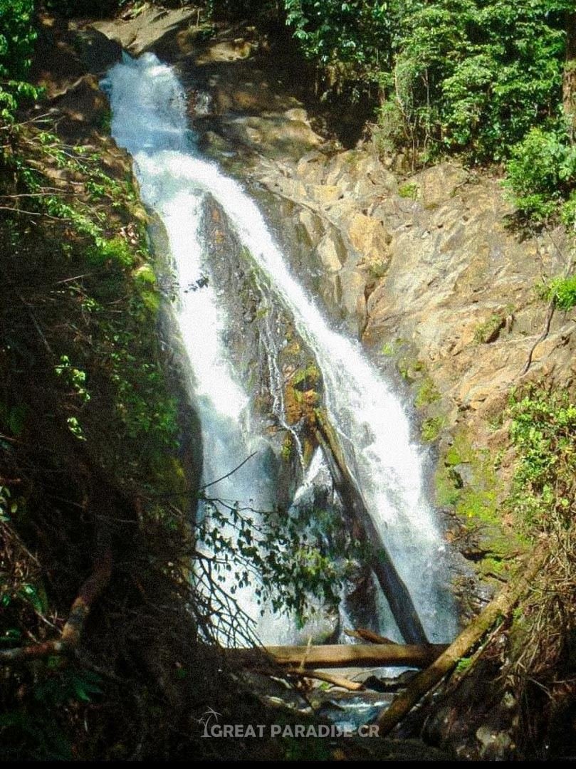 Caída de agua sobre roca inclinada en Cerro Adams