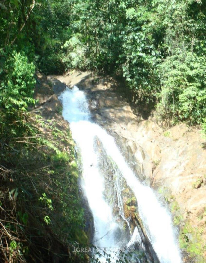 Vista cercana de cascada y rocas en la finca de Golfito