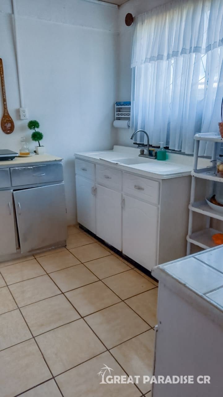 Cocina con muebles blancos en Casa Barrio San Francisco