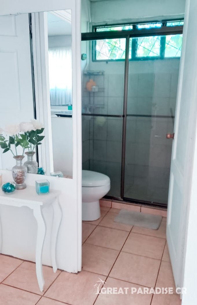 Lavamanos y acceso a la ducha en el baño de la casa