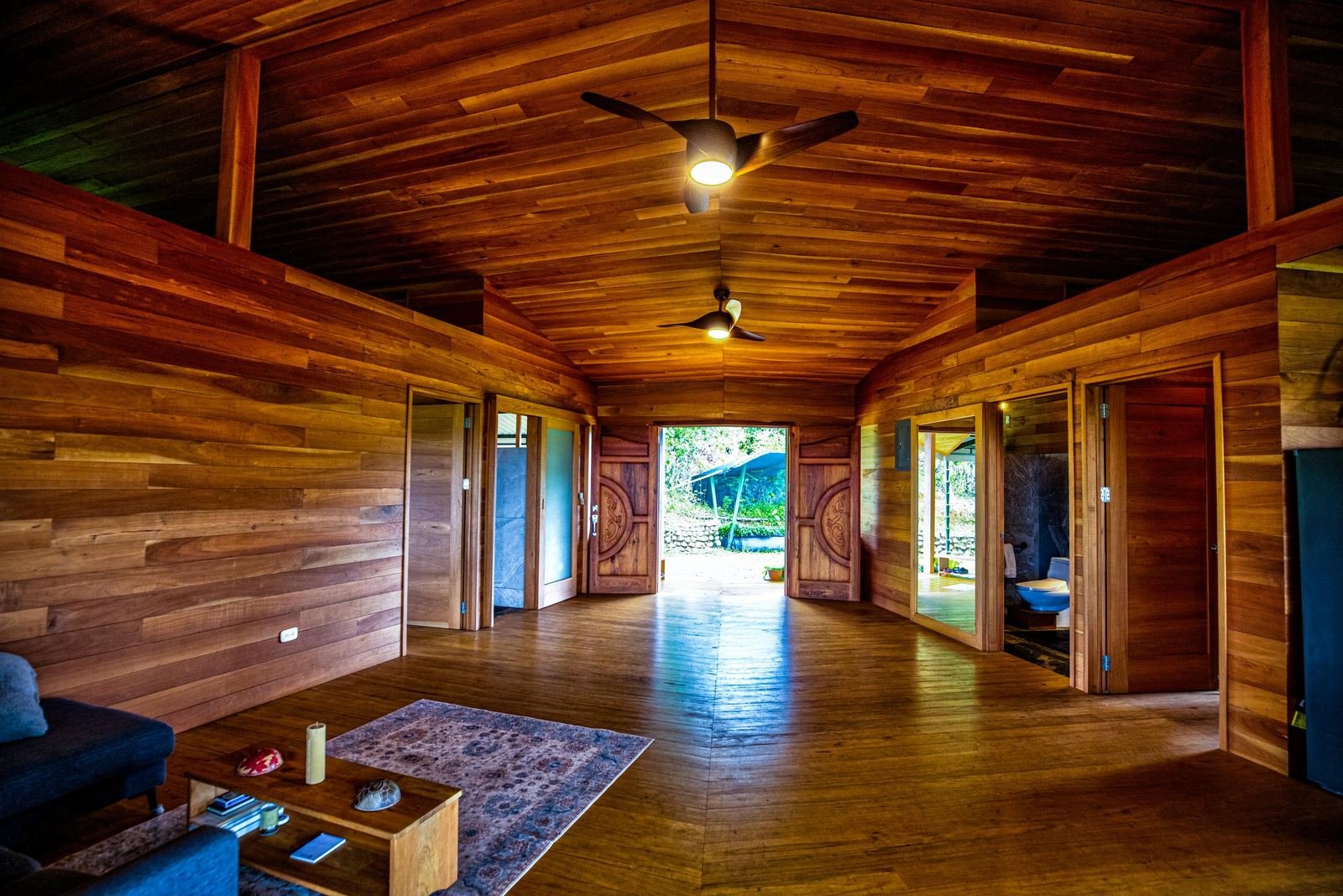 Espacio interior abierto con suelo de madera en Cascada Verde