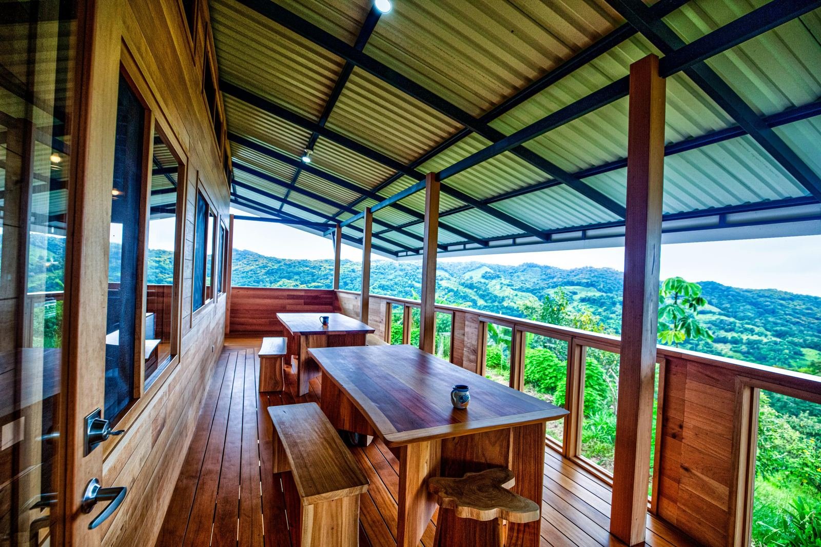 Terraza cubierta con mesa y vistas a la vegetación en Tinamastes