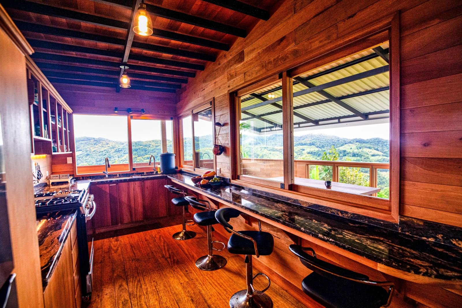 Área de cocina y comedor abierta al paisaje en Cascada Verde