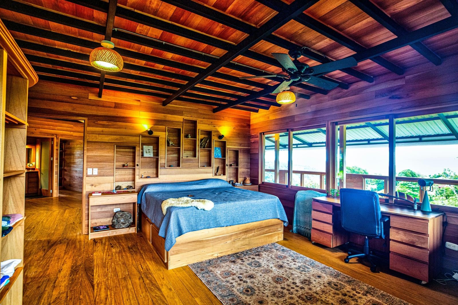 Cocina con mobiliario de madera y ventanas amplias en Cascada Verde